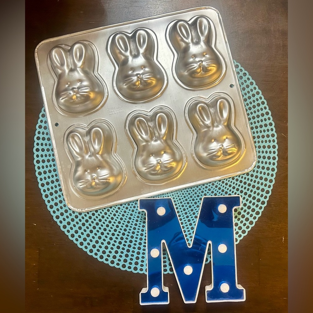 Vintage 1992 Wilton Easter Bunny / Rabbit Mini Cake Pan Mold 2105-4426